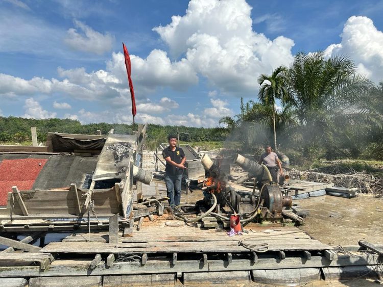 Kapolres Kuansing AKBP Pangucap Priyo Soegito, S.I.K, M.H, langsung terjun menertibkan penambangan emas tanpa izin (PETI) sebagai upaya tindak lanjut pemberitaan salah satu media online mengenai diduga adanya aktifitas PETI di Desa Muaro Sentajo