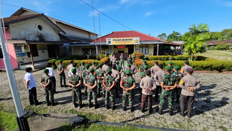 Polsek Mentok menggelar apel pagi bersama yang di ikuti oleh seluruh anggota Polsek dan kompi senapan A yonif 147 / KGJ Muntok. Selasa (02/05/2023)