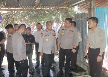 Kapolda Sulawesi Utara (Sulut) Irjen Pol Setyo Budiyanto mendatangi tempat kejadian perkara (TKP) kebakaran rumah di kompleks asrama polisi (Aspol) Wanea, Kota Manado