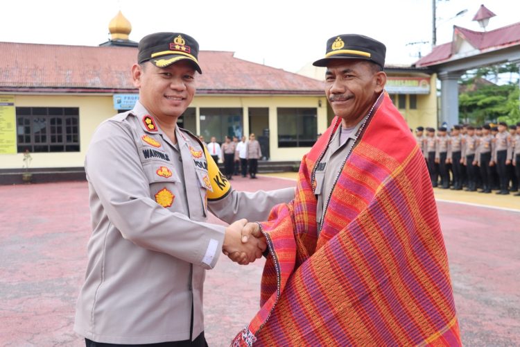 Kapolres Dairi AKBP Wahyudi Rahman, S.H, S.I.K, M.M pimpin pelaksanaan Upacara Pelepasan Personil Memasuki Purna Bhakti Polres Dairi An. IPDA NUSA PINEM