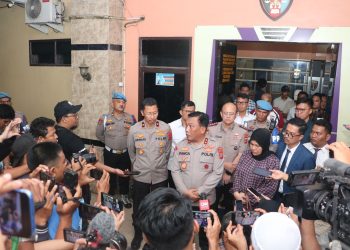 Kapolda Sumut, Irjen Pol RZ Panca Putra Simanjuntak saat memberikan keterangan terkait PDTH AKBP Achiruddin Hasibuan