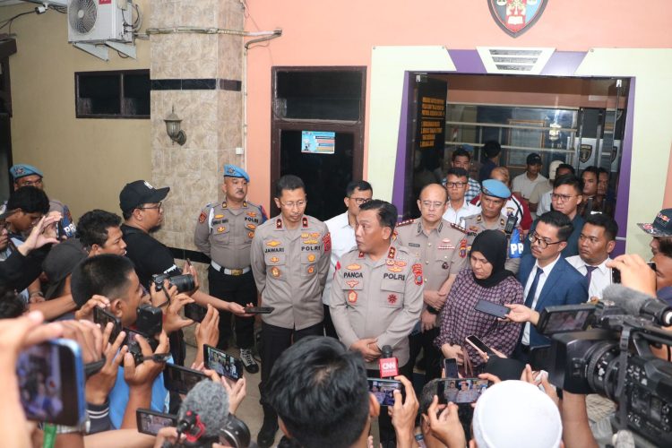 Kapolda Sumut, Irjen Pol RZ Panca Putra Simanjuntak saat memberikan keterangan terkait PDTH AKBP Achiruddin Hasibuan