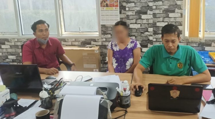 Seorang IRT di Kabupaten OKI, Sumatera Selatan terpaksa mendekam dijeruji besi tahanan Mapolres OKI Polda Sumsel lantaran nekat menjadi pengedar Sabu