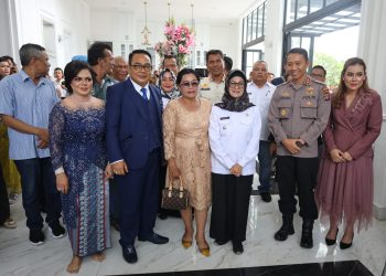 Kedatangan dr Susanti dan AKBP Fernando dalam rangka acara syukuran rumah baru
Astronout Nainggolan di Jalan Merak No 12 Kelurahan Sipinggol-pinggol Kecamatan Siantar Barat Kota Pematang Siantar, Rabu (03/05/2023)
