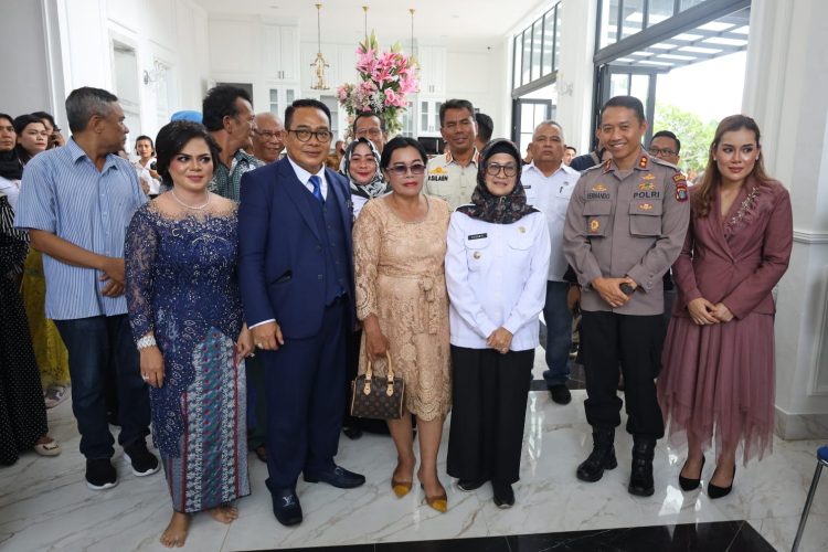 Kedatangan dr Susanti dan AKBP Fernando dalam rangka acara syukuran rumah baru
Astronout Nainggolan di Jalan Merak No 12 Kelurahan Sipinggol-pinggol Kecamatan Siantar Barat Kota Pematang Siantar, Rabu (03/05/2023)