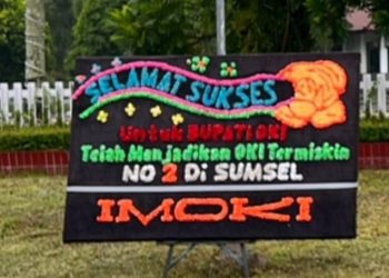 Papan bunga berisi sindiran Ogan Komering Ilir jadi kabupaten termiskin nomor dua di Sumatera Selatan terpasang di depan kantor Bupati OKI