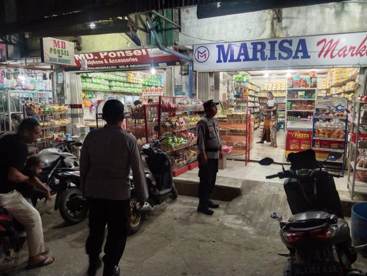Personel saat melaksanakan patroli rutin di seputaran Kecamatan Samudera, Aceh Utara, wilayah hukum Polres Lhokseumawe, Rabu (3/5/2023) malam.