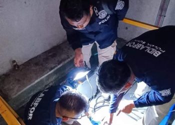 Tim Personel Polda Sumut memeriksa lokasi ditemukannya mayat di Bandara Kualanamu, Selasa (2/5/2023). (Foto Dok/ Polda Sumut)