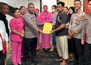 Personel Polsek Malalayang bersama Bhayangkari Polsek Malalayang melaksanakan kegiatan Peduli Bencana dan menyerahkan bantuan kepada yang terdampak bencana kebakaran di Aspol Wanea