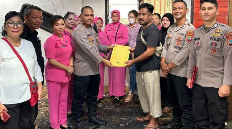 Personel Polsek Malalayang bersama Bhayangkari Polsek Malalayang melaksanakan kegiatan Peduli Bencana dan menyerahkan bantuan kepada yang terdampak bencana kebakaran di Aspol Wanea
