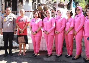 Kapolresta Manado Kombes Pol Julianto Sirait melalui bersama Ketua Bhayangkari Cabang. kota Manado Ny. Melanie Julianto , beserta sejumlah Pejabat Utama Polresta Manado dan Pengurus Bhayangkari Cabang Kota Manado menyambangi keluarga Personel Polresta Manado yang terdampak kebakaran di Asrama Polisi Wanea