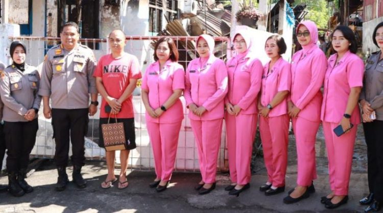 Kapolresta Manado Kombes Pol Julianto Sirait melalui bersama Ketua Bhayangkari Cabang. kota Manado Ny. Melanie Julianto , beserta sejumlah Pejabat Utama Polresta Manado dan Pengurus Bhayangkari Cabang Kota Manado menyambangi keluarga Personel Polresta Manado yang terdampak kebakaran di Asrama Polisi Wanea