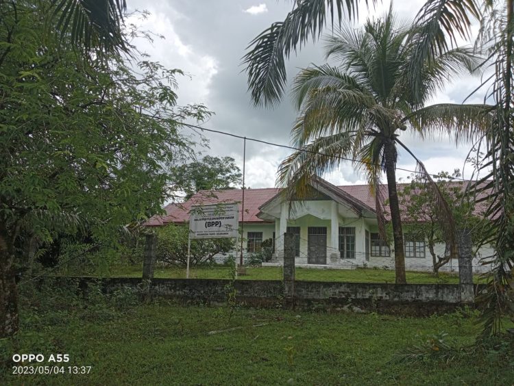 Kantor Balai Penyuluh Pertanian (BPP) Kecamatan Pante Ceureumeun, Kabupaten Aceh Barat, diduga terbengkalai tak berpenghuni, tidak terawat dan sudah ditumbuhi semak