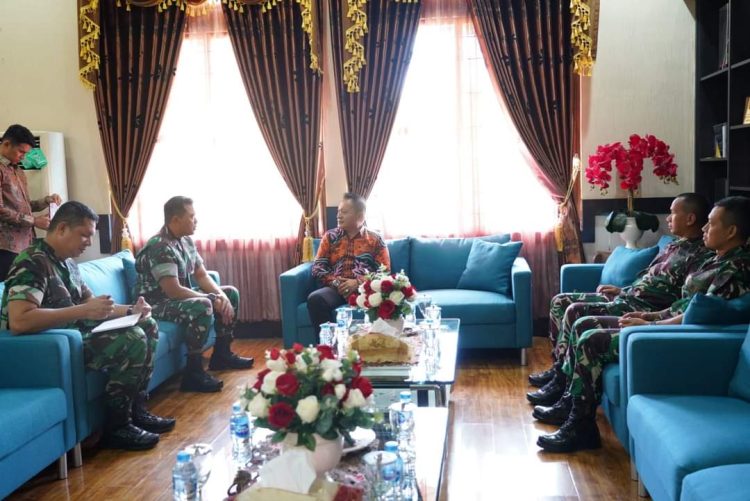 Ketua DPRD Provinsi Kepulauan Bangka Belitung (Kep. Babel) H. Herman Suhadi, S. Sos sambut kunjungan silahturahmi Komandan Komando Resor Militer (Danrem) 045 Garuda Jaya yang baru Brigadir Jendral TNI Agustinus Dedy Peasetyo