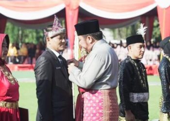 Gubernur Sumatera Selatan, H. Herman Deru menyematkan Satyalancana kepada kepala sekolah SMA Negeri 03 Kayuagung H. Anis Joko Santoso, S.Pd., M.M.