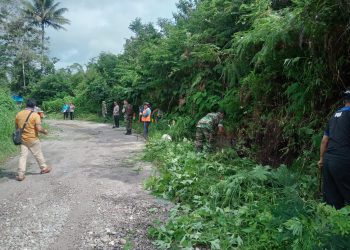 Kapolsek Sidikalang Kota AKP Sukanto Berutu, SH bersama Koramil Sidikalang dan Tiga Pilar Plus desa karing berkolaborasi menggelar kegiatan bersih - bersih di Desa Karing Kecamatan Berampu Kabupaten Dairi, Jumat (5/5/2023)