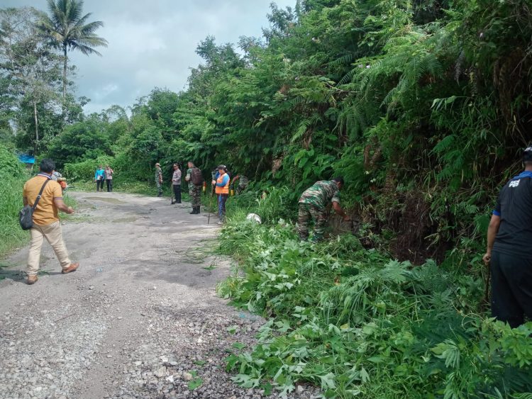 Kapolsek Sidikalang Kota AKP Sukanto Berutu, SH bersama Koramil Sidikalang dan Tiga Pilar Plus desa karing berkolaborasi menggelar kegiatan bersih - bersih di Desa Karing Kecamatan Berampu Kabupaten Dairi, Jumat (5/5/2023)
