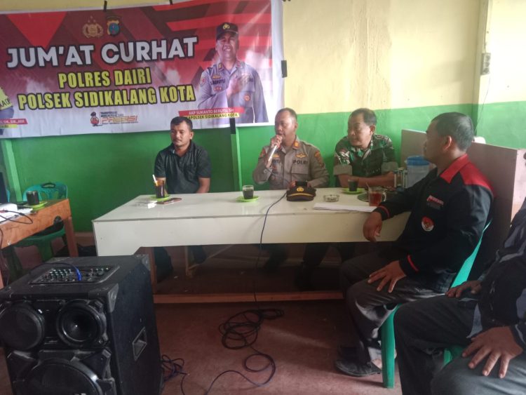 Kapolsek Sidikalang Kota AKP Sukanto Berutu, SH Bersama personil gelar kegiatan jumat curhat dan Sosialisasi Narkoba di Kedai Iskandar Lumban Gaol Pasar Sidikalang Kel. SIdikalang Kec. Sidikalang Kab.Dairi.