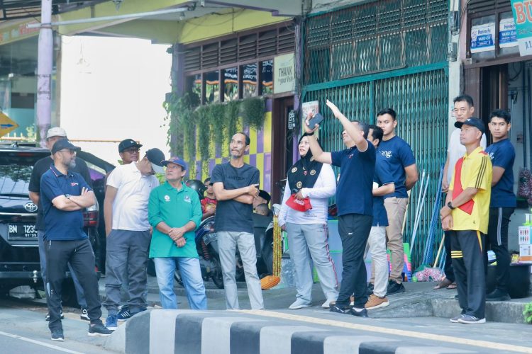 Pj Wali Kota Sabang Reza Fahlevi mengajak beberapa Kepala OPD terkait, berjalan kaki mengitari kawasan Kota Tua Sabang, seputar jalan Diponegoro, Perdagangan, dan Kuta Ateuh