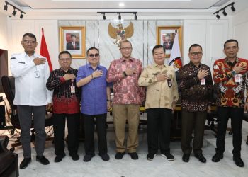 Silaturahmi Dirjen Teguh Setyabudi dengan para Komisioner KPU di ruang rapat Komisioner KPU, di Jl. Imam Bondjol, Jakarta, pada Kamis (3/5/2023)