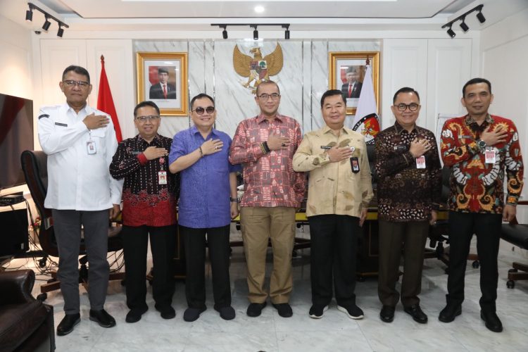 Silaturahmi Dirjen Teguh Setyabudi dengan para Komisioner KPU di ruang rapat Komisioner KPU, di Jl. Imam Bondjol, Jakarta, pada Kamis (3/5/2023)