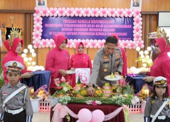 Kapolres Sidrap AKBP Erwin Syah bersama Ketua YKB Cabang Sidrap Siska Erwin Syah menghadiri acara Peringatan Hari Ulang Tahun ke-43 Yayasan Kemala Bhayangkari (YKB)