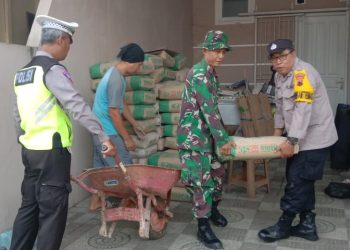 Polsek Purwokerto Selatan Polresta Banyumas, Polda Jateng bersama unsur 3 pilar dan warga masyarakat melaksanakan kerja bakti perbaikan jalan di Kelurahan Karangpucung Kec. Purwokerto Selatan