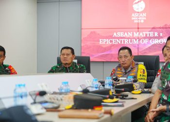 Kapolri Jenderal Listyo Sigit Prabowo bersama dengan Panglima TNI Laksamana Yudo Margono, meninjau langsung 91 Command Center untuk memastikan kesiapan personel serta peralatan terkait pengamanan Konferensi Tingkat Tinggi (KTT) ASEAN