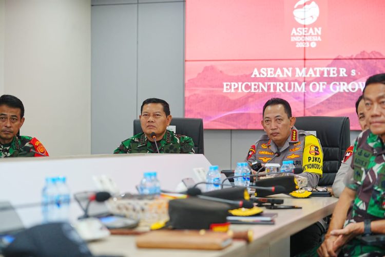 Kapolri Jenderal Listyo Sigit Prabowo bersama dengan Panglima TNI Laksamana Yudo Margono, meninjau langsung 91 Command Center untuk memastikan kesiapan personel serta peralatan terkait pengamanan Konferensi Tingkat Tinggi (KTT) ASEAN