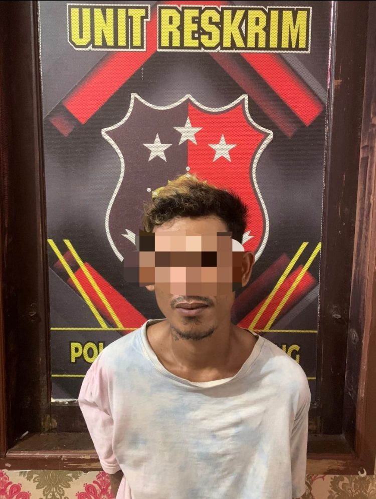 IB Bin Dr (30) saat digeledah malah kedapatan membawa 1 (satu) Pucuk Senpira yg berisi 1 (satu) butir amunisi 5,56, dibadannya atas kejadian tersebut Pelaku dan barang bukti dibawa dan diamankan di Polsek Tanah Abang