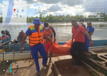 Korban atas nama YOHANES TANGINAI, ditemukan oleh Team gabungan pada giat pencarian Hari ke 3 dengan menggunakan perahu karet di seputaran TKP hingga menyisir tepian pulau kampung waghai Distrik Subur
