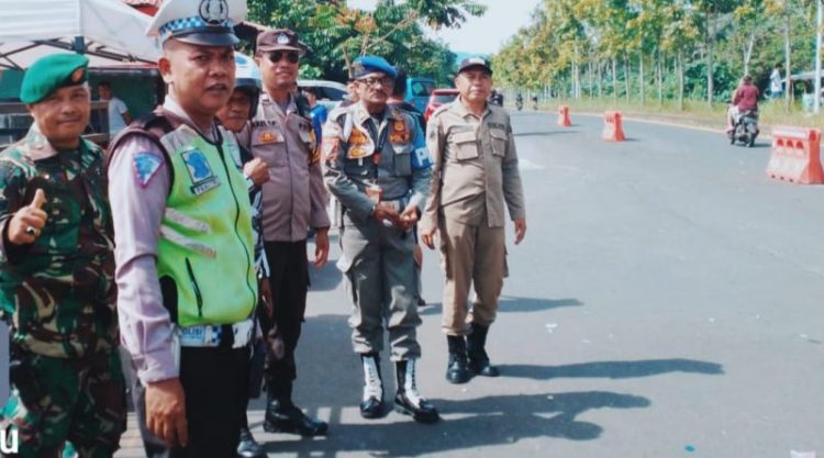 Personel Polsek Mapanget Polresta Manado bersama instansi terkait melaksanakan pengamanan Drag Race yaang dilaksanakan di wilayah hukum Polsek Mapanget