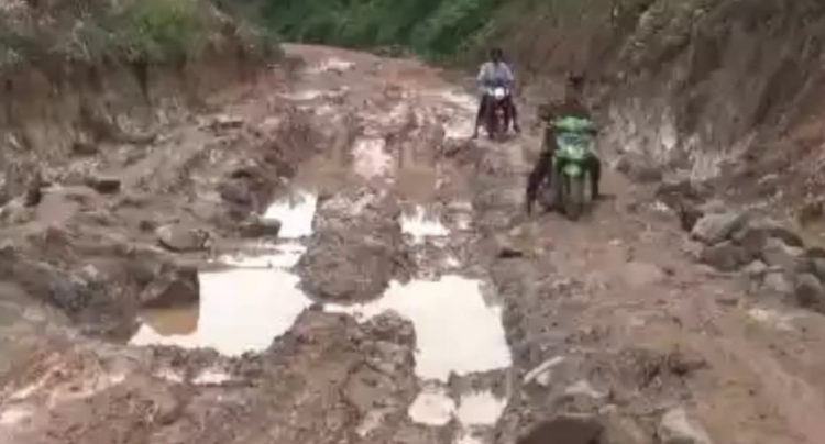Kondisi jalan rusak Desa Persiapan Air Merah, Kecamatan Sungai Gelam, Kabupaten Muaro Jambi Muaro Jambi