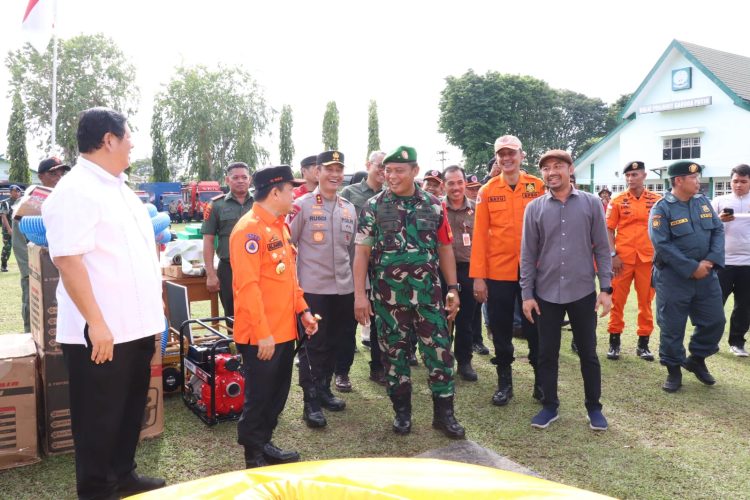 Kegiatan apel yang dilaksanakan di Lapangan Makorem 042/Gapu tersebut dipimpin oleh Gubernur Jambi H. Al Haris dan dihadiri juga oleh Danrem 042/Gapu Jambi Brigjen TNI Supriono, Para PJU Polda Jambi dan PJU Korem 042/Gapu Jambi serta para Kepala OPD Provinsi Jambi