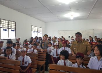Kapolres Dairi AKBP Wahyudi Rahman, SH, SIK,MM Bersama Personil bhabinkamtibmas Polres Dairi Melaksanakan kegiatan Police Goes To School dalam rangka mengajar dengan metode gasing gampang asyik menyenangkan