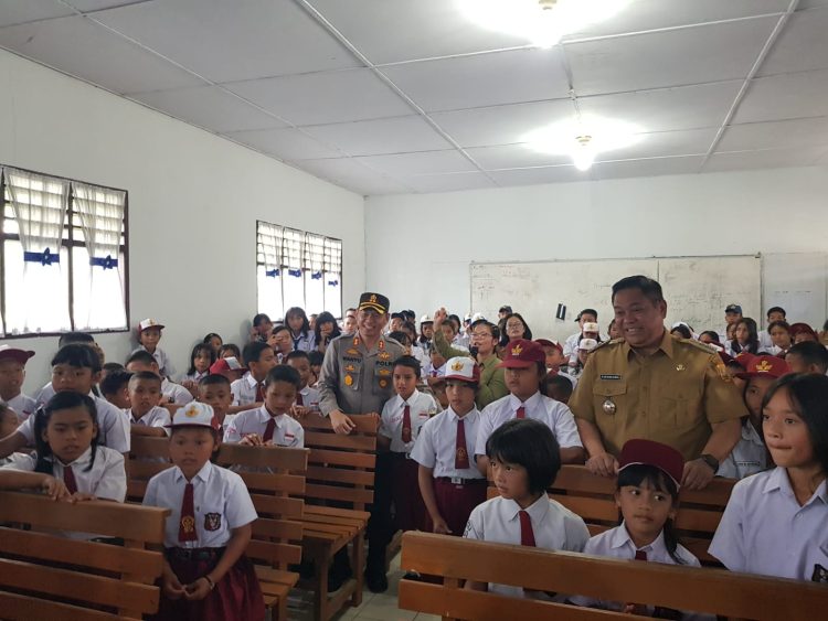 Kapolres Dairi AKBP Wahyudi Rahman, SH, SIK,MM Bersama Personil bhabinkamtibmas Polres Dairi Melaksanakan kegiatan Police Goes To School dalam rangka mengajar dengan metode gasing gampang asyik menyenangkan