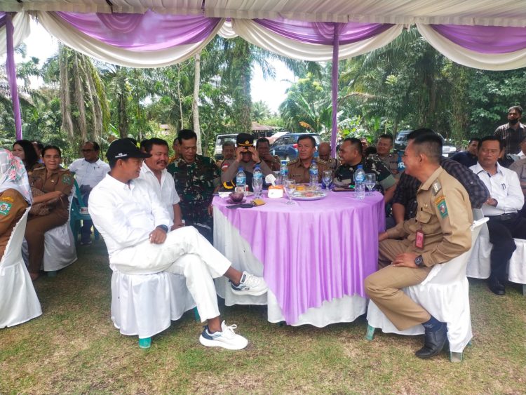 Temu pisah Koramil 10 Tanah jawa dari kapten CHB Bukti J.Tampubolon kepada Kapten INF. Marasi G. Sinaga