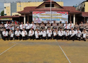 Kapolres Pematangsiantar AKBP Fernando SH S.I.K, memimpin upacara pemberian reward kepada 22 personel yang berprestasi dan pengakhiran dinas personil Ipda Asmin Sihombing Kanit Binmas Polsek Siantar Selatan