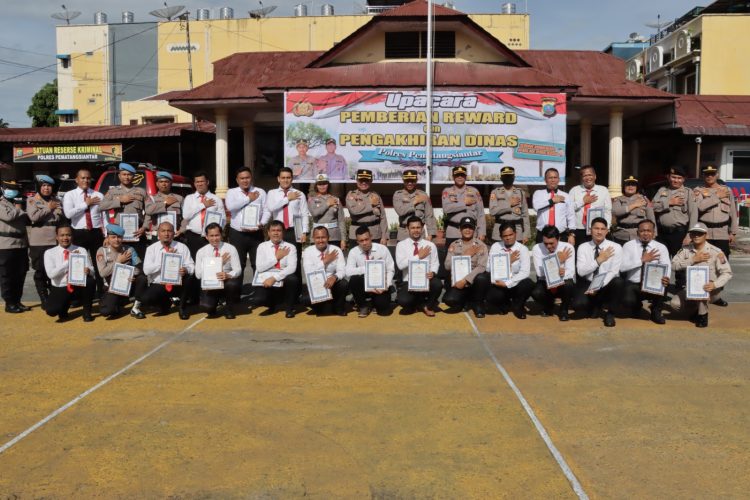 Kapolres Pematangsiantar AKBP Fernando SH S.I.K, memimpin upacara pemberian reward kepada 22 personel yang berprestasi dan pengakhiran dinas personil Ipda Asmin Sihombing Kanit Binmas Polsek Siantar Selatan