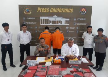 Personel Ditresnarkoba Polda Sulawesi Utara (Sulut) mengamankan 2 tersangka beserta kurang lebih 15 paket sabu di wilayah Kabupaten Minahasa Selatan (Minsel)