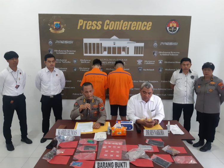 Personel Ditresnarkoba Polda Sulawesi Utara (Sulut) mengamankan 2 tersangka beserta kurang lebih 15 paket sabu di wilayah Kabupaten Minahasa Selatan (Minsel)
