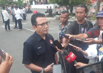 Wakil Ketua LPSK, Edwin Partogi Pasaribu, S.H., M.H memberikan keterangan pada rekonstruksi kasus penganiayaan AH terhadap Ken di Mapolda Sumut, Senin (8/5/2023). (Foto: mitrapolri.com/Tumpal Manik)
