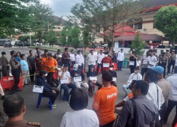 Tersangka AH memperagakan penganiayaan pada rekonstruksi di Mapolda Sumut, Senin (8/5/2023). (Foto: mitrapolri.com/ Tumpal Manik)