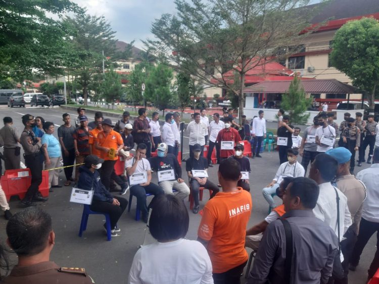 Tersangka AH memperagakan penganiayaan pada rekonstruksi di Mapolda Sumut, Senin (8/5/2023). (Foto: mitrapolri.com/ Tumpal Manik)