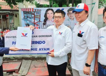 Nurhamsiyah menerima gerobak Perindo bersyukur sekali atas bantuan tersebut karena memberikan semangat baru untuk bangkit dan berjuang menuju sukses dan bisa berhaji, gerobak diserahkan oleh Gunawan calon DPD Jatim dan bacaleg Rudy Sutanto DPD kota dari dapil 5