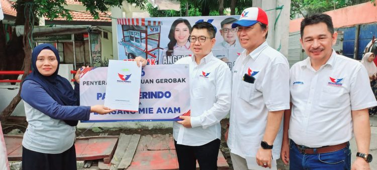 Nurhamsiyah menerima gerobak Perindo bersyukur sekali atas bantuan tersebut karena memberikan semangat baru untuk bangkit dan berjuang menuju sukses dan bisa berhaji, gerobak diserahkan oleh Gunawan calon DPD Jatim dan bacaleg Rudy Sutanto DPD kota dari dapil 5