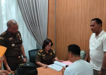 Anggota DPRD Kota Tanjungbalai, Mukmin Mulyadi DPO kasus ekstasi 2.000 butir diserahkan bersama barang bukti ke Kejari Medan, Selasa (9/5/2023). (Foto Dok/ Polda Sumut)