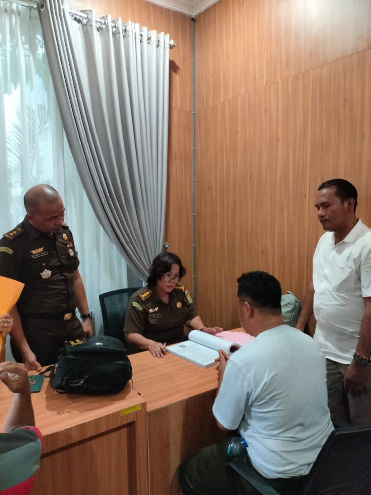 Anggota DPRD Kota Tanjungbalai, Mukmin Mulyadi DPO kasus ekstasi 2.000 butir diserahkan bersama barang bukti ke Kejari Medan, Selasa (9/5/2023). (Foto Dok/ Polda Sumut)