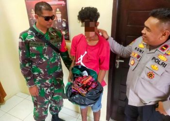 Personel Polsek Muara Dua mengamankan seroang tersangka pencurian di sebuah rumah di Desa Uteunkot, Kecamatan Muara Dua, Kota Lhokseumawe