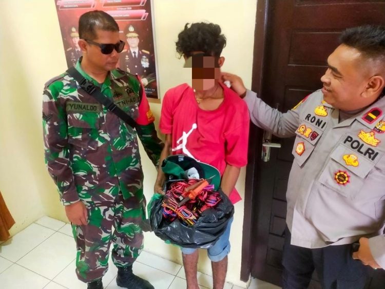Personel Polsek Muara Dua mengamankan seroang tersangka pencurian di sebuah rumah di Desa Uteunkot, Kecamatan Muara Dua, Kota Lhokseumawe